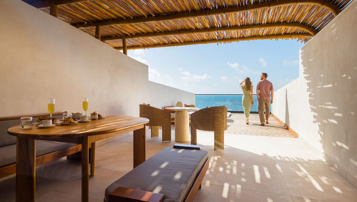 un hombre y una mujer caminando por un patio