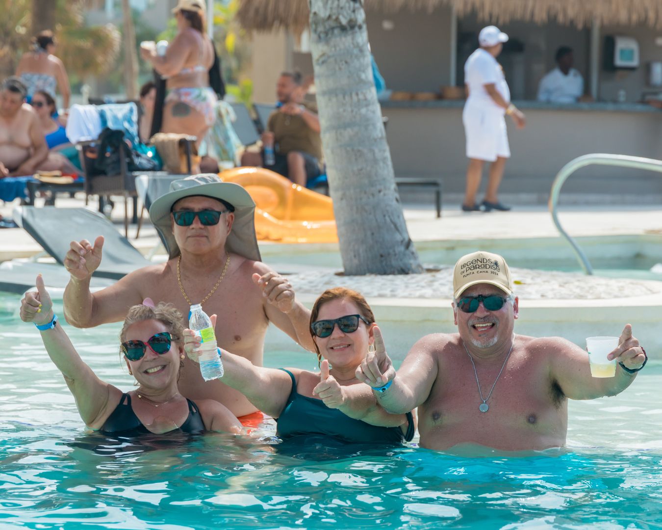 un grupo de personas en una piscina