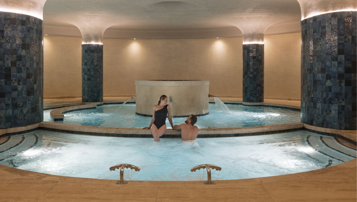 un hombre y una mujer en una piscina