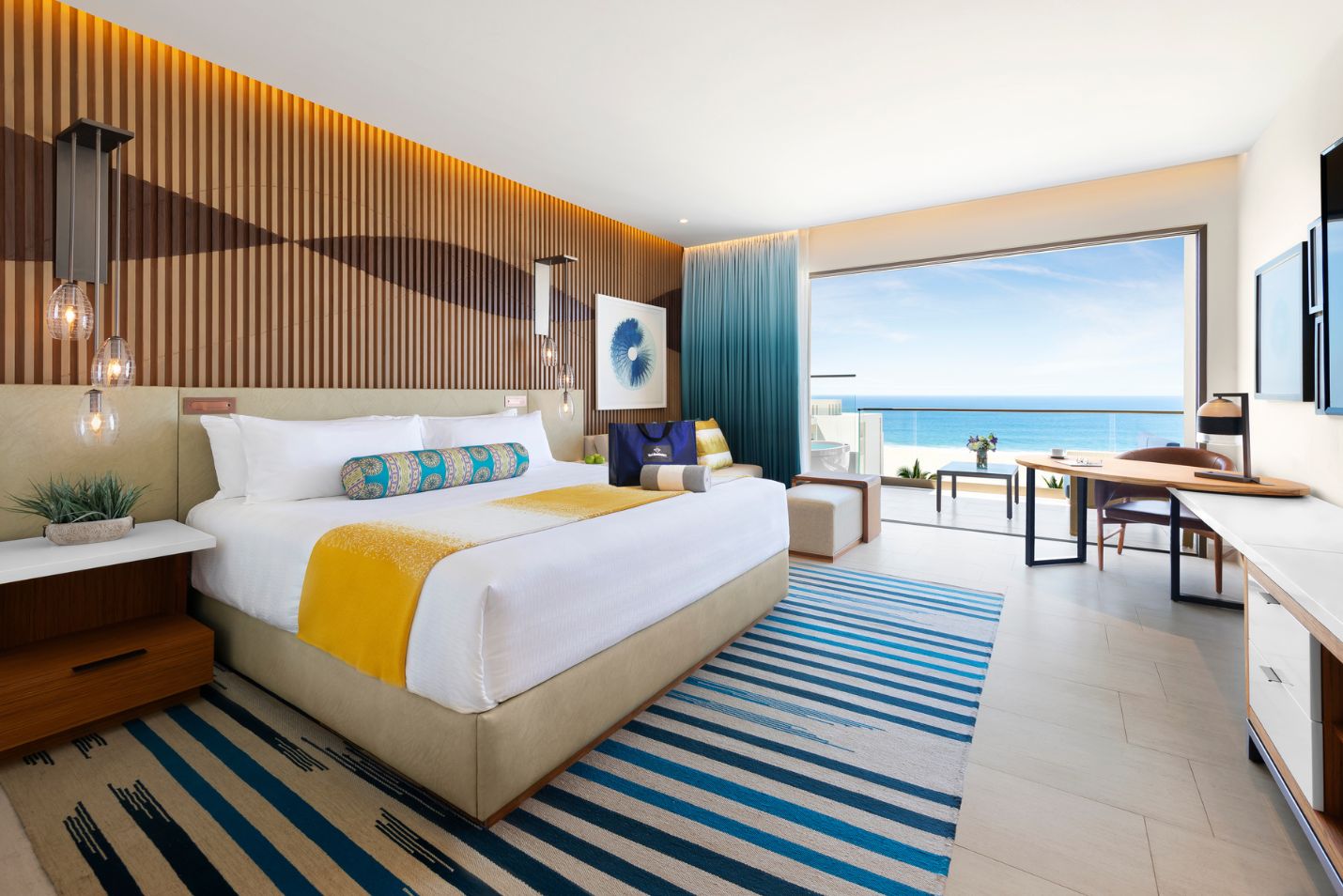 una habitación con una cama grande y una ventana grande