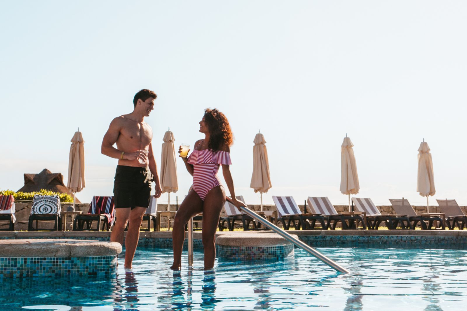 Un hombre y una mujer en una piscina