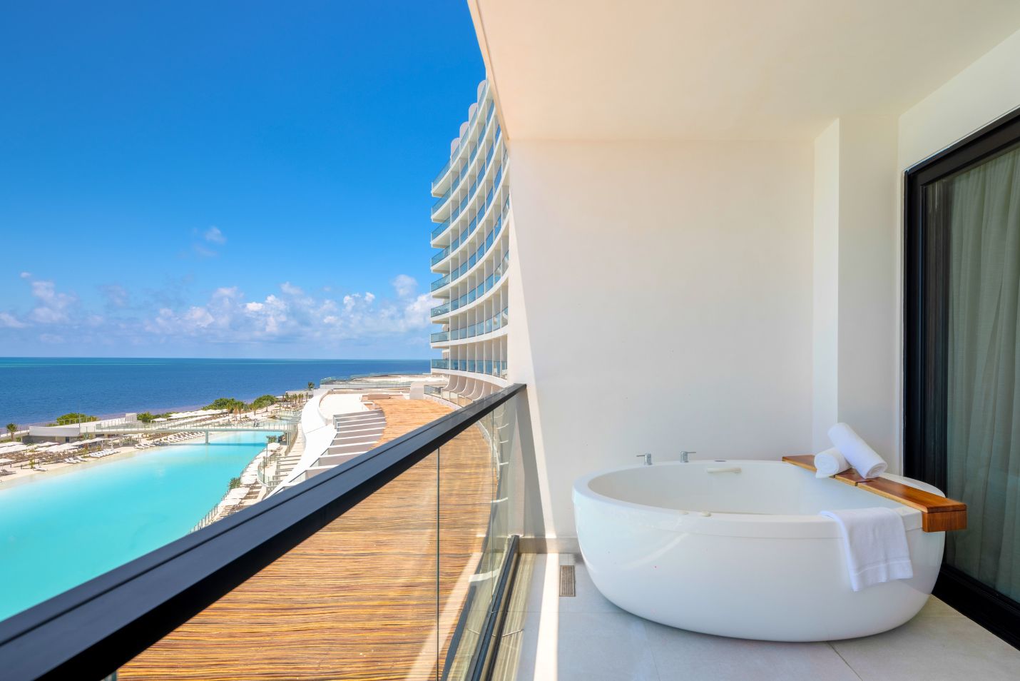 una bañera en un balcón con vistas a un cuerpo de agua