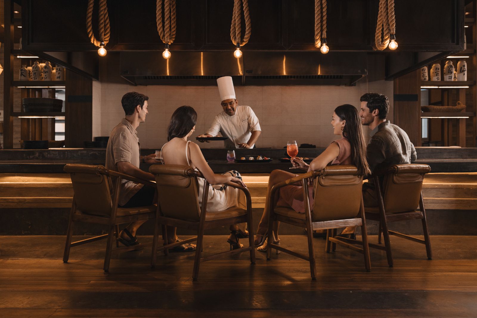 un grupo de personas sentadas alrededor de una mesa
