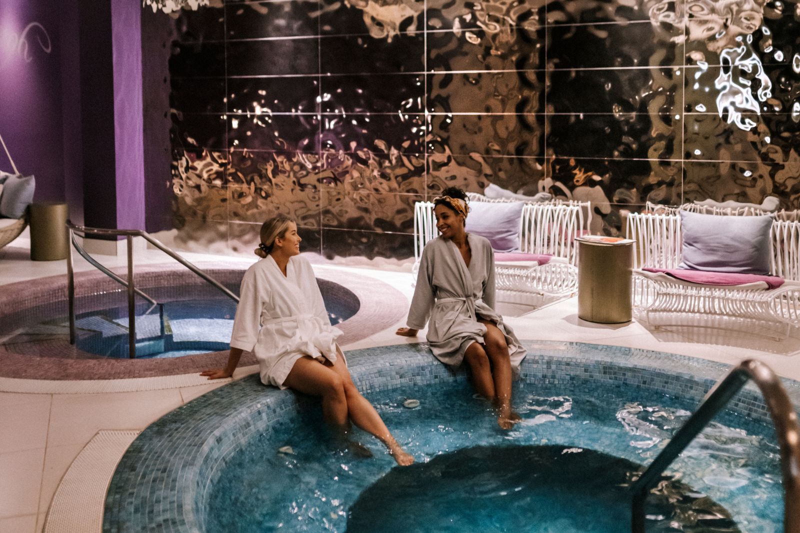 Dos mujeres en un jacuzzi