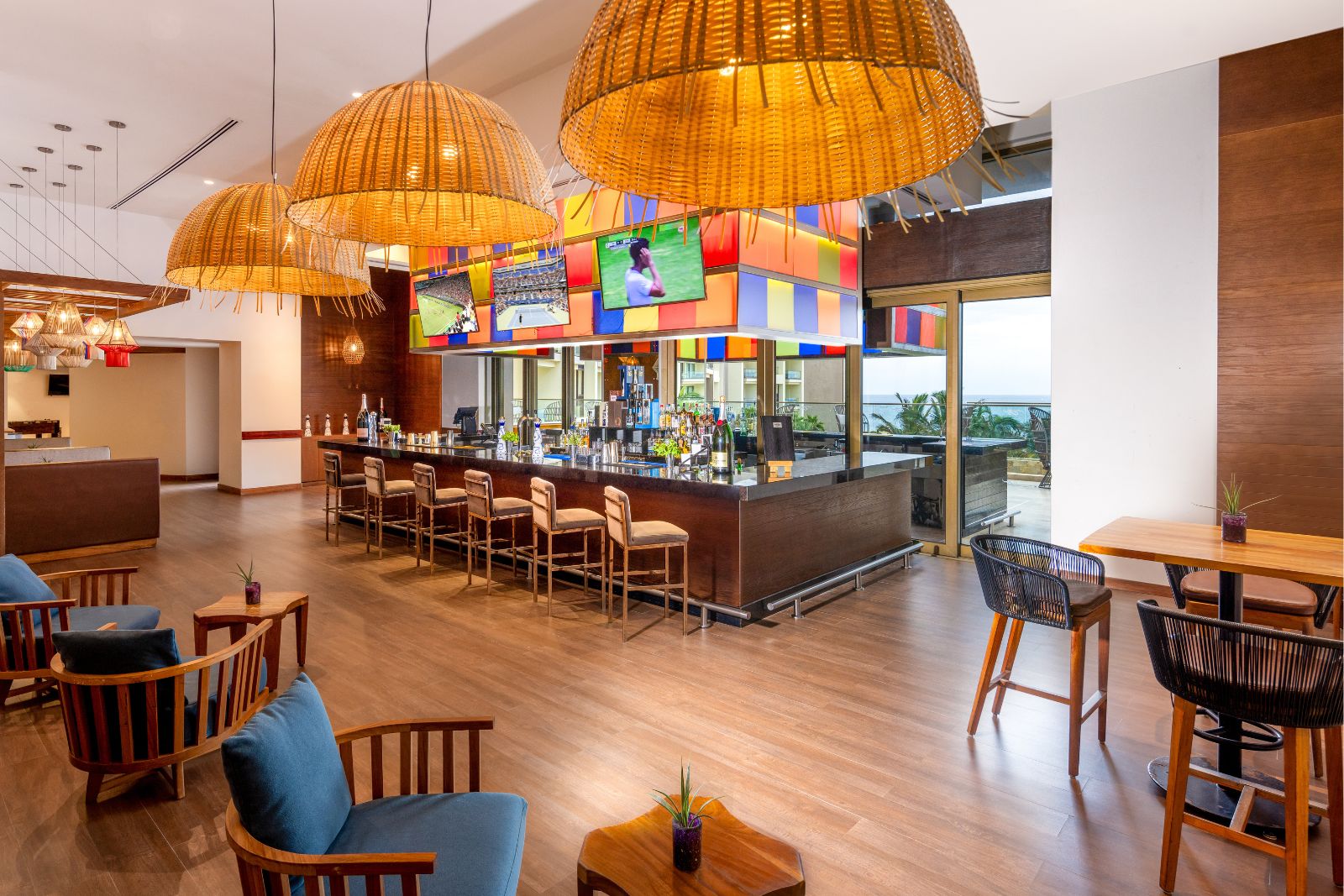 uma sala com bar e cadeiras