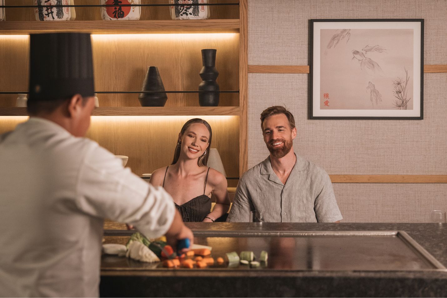 Um grupo de pessoas em um restaurante