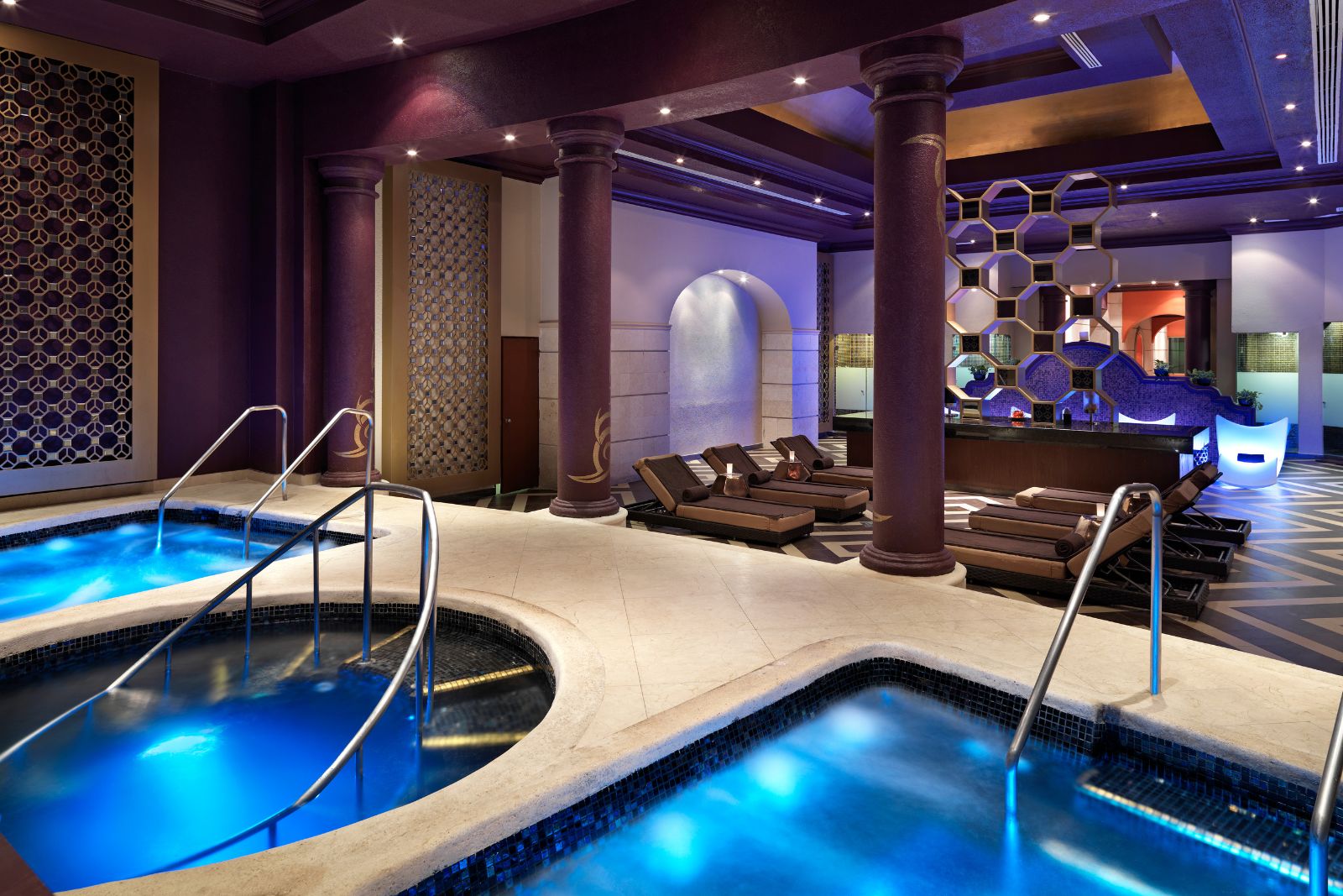 uma piscina dentro de um quarto