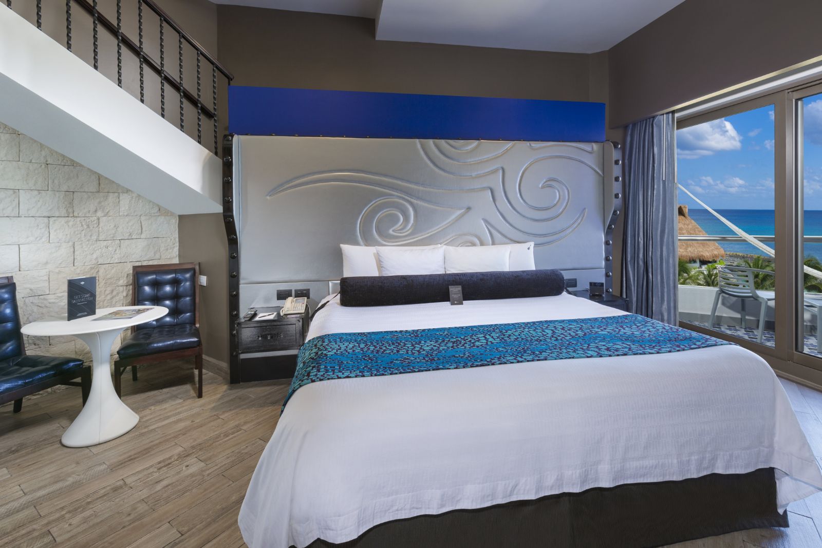 um quarto com uma cama e uma mesa
